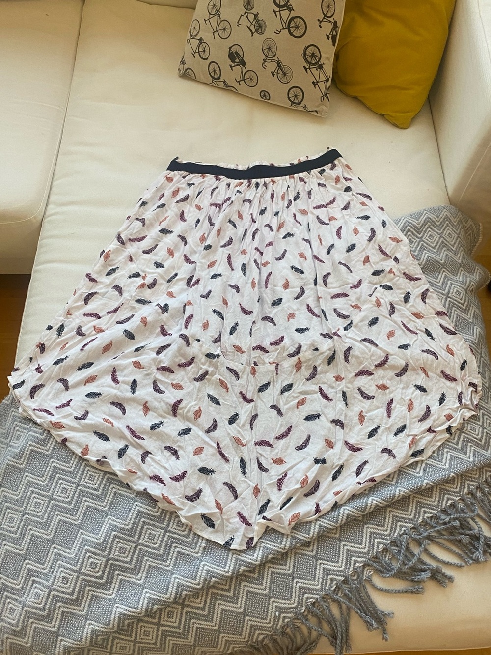 H&M feather print flowy midi skirt size 8 boho festival
